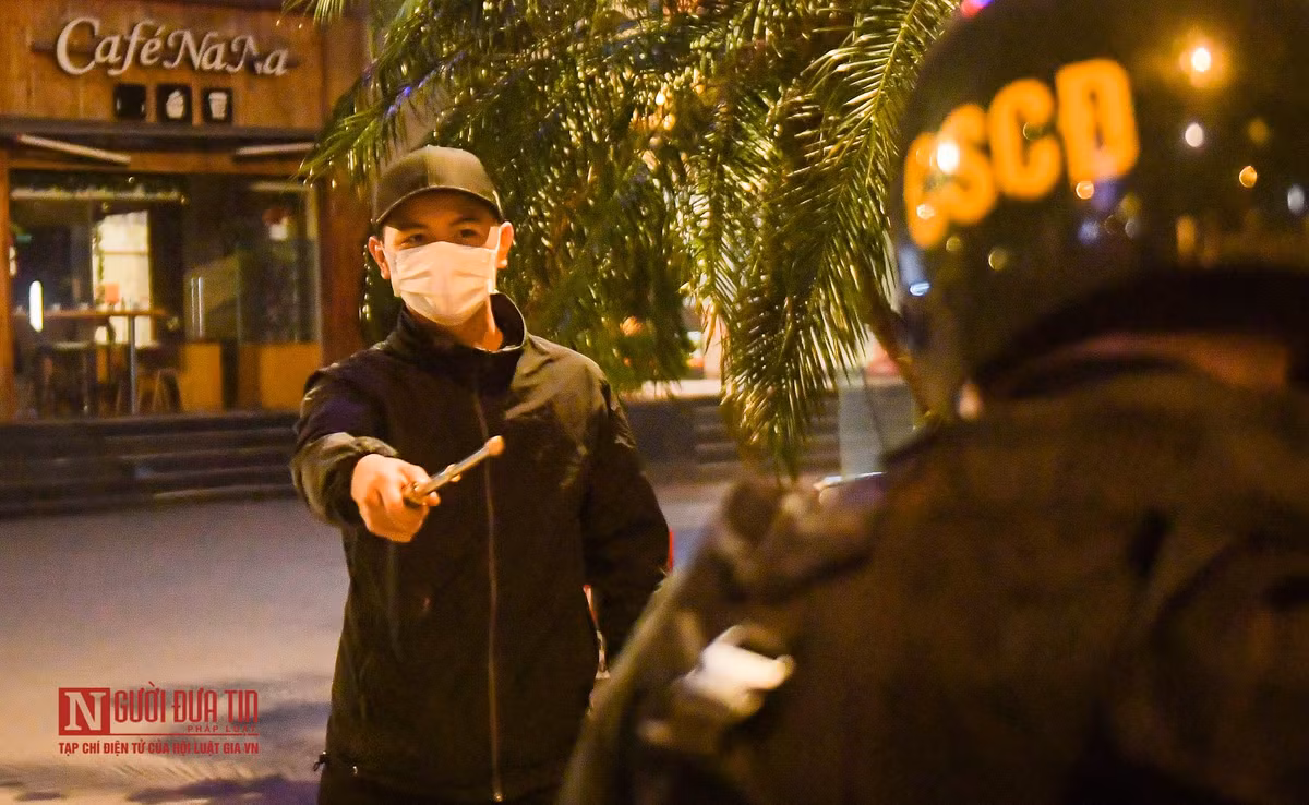 Khi bị dồn về cuối đường, đối tượng bất ngờ quay lại rút gậy baton chống trả.