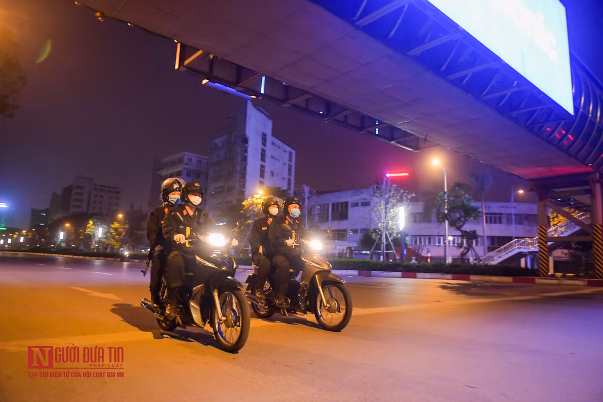 Tình huống giả định, tổ tuần tra phát hiện 2 thanh niên đi xe máy không biển kiểm soát, không đội mũ bảo hiểm, có nhiều biểu hiện nghi vấn trong đêm khuya.