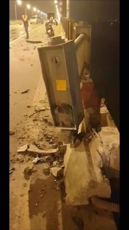 Cú va chạm mạnh đã khiến lan can cầu hư hỏng.