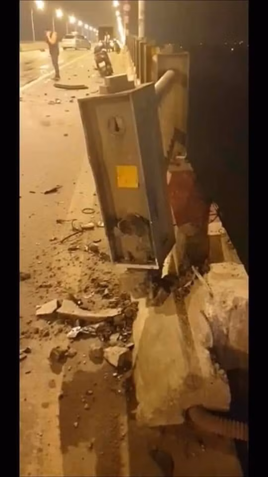 Cú va chạm mạnh đã khiến lan can cầu hư hỏng.