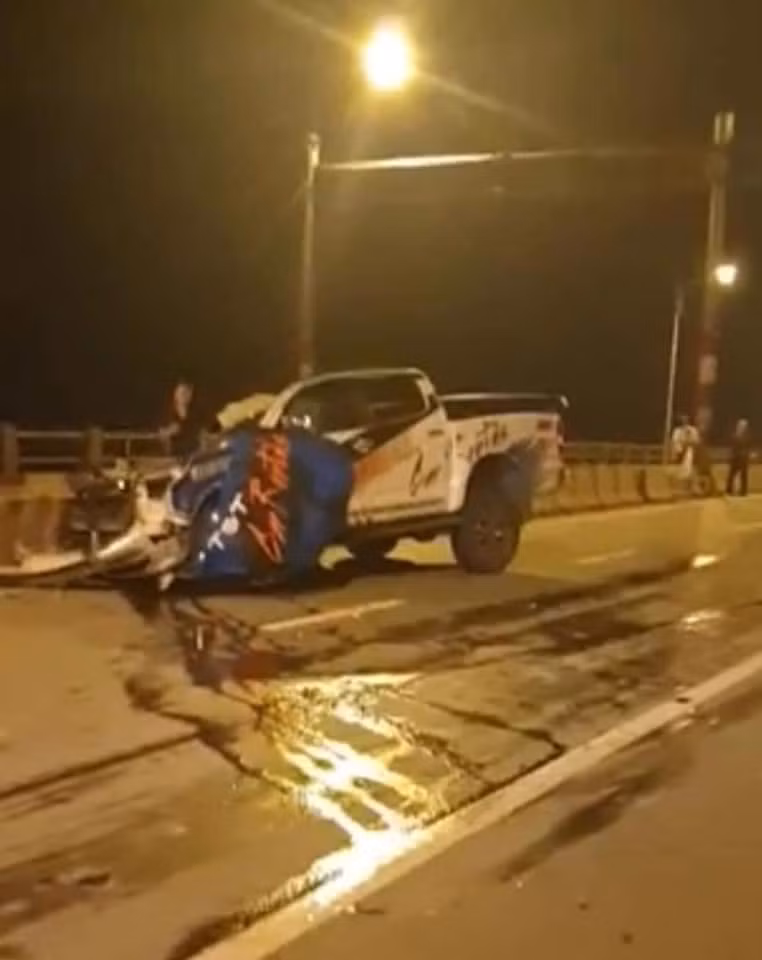 Tại hiện trường, chiếc xe bán tải màu trắng hiệu Chevrolet Colorado được cho là chạy với tốc độ cực cao mất lái đâm vào thành cầu.