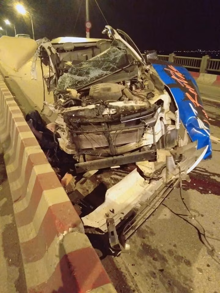 Hiện vụ tai nạn trên cầu Vĩnh Tuy, khiến 1 người chết lái xe bỏ đi khỏi hiện trường đang được cơ quan chức năng điều tra, làm rõ. Xem thêm video: Cầu Vĩnh Tuy tắc cứng vì tai nạn. Nguồn: VTC 14.