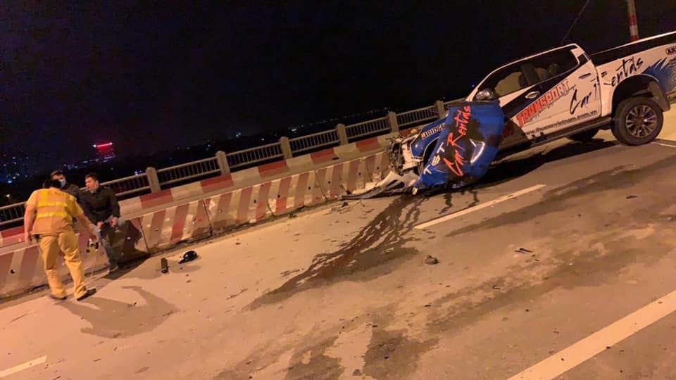 Chiếc xe đã bị hư hỏng nặng phần đầu.