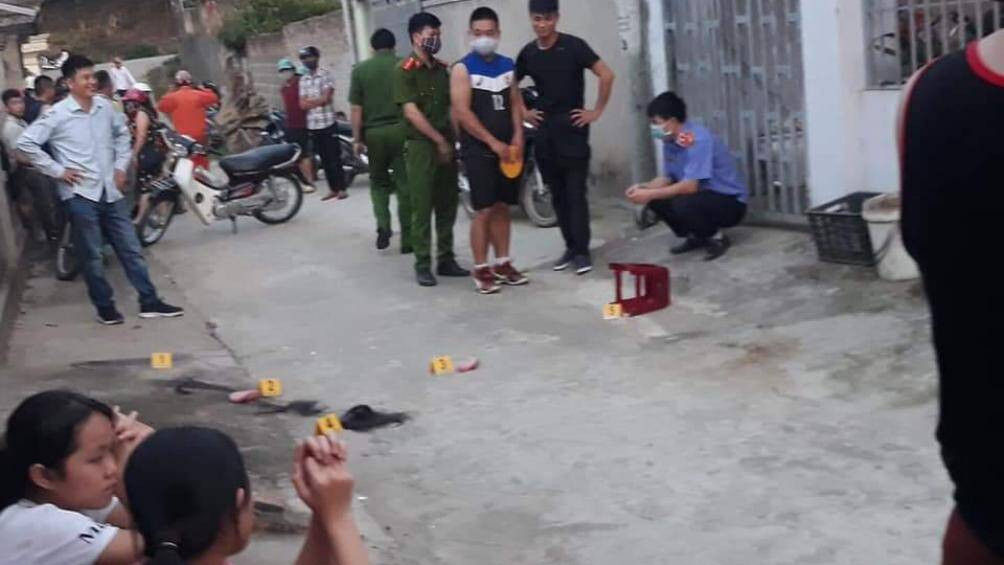 Nguoi dan ong chem bo vo va con trong thuong