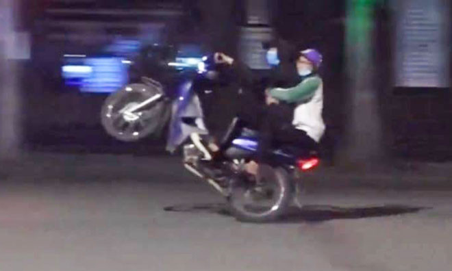 Tam giu nhom “quai xe” lang lach, boc dau quanh ho Hoan Kiem