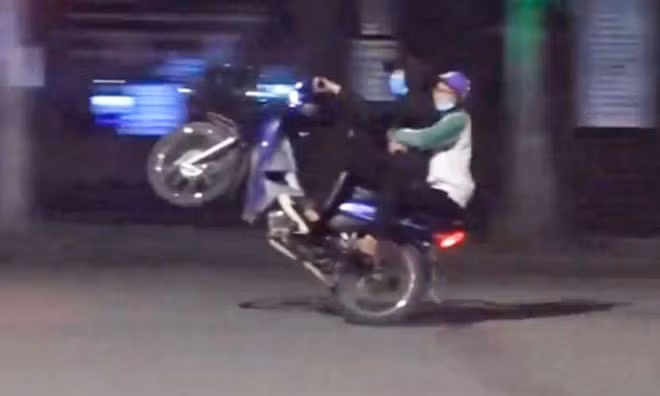 Tam giu nhom “quai xe” lang lach, boc dau quanh ho Hoan Kiem