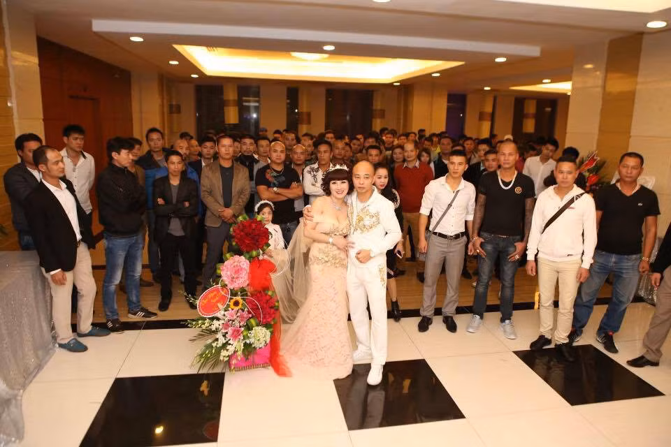 Võ sư Đường Nhuệ nổi tiếng chịu chi, chịu chơi, từng có thời điểm mời 50 ca sĩ đến dự sinh nhật vợ. Nhân kỷ niệm 10 năm ngày cưới, ông Đường từng bỏ ra hàng trăm triệu đồng để mời một ca sĩ nổi tiếng về hát mừng ngày đặc biệt.