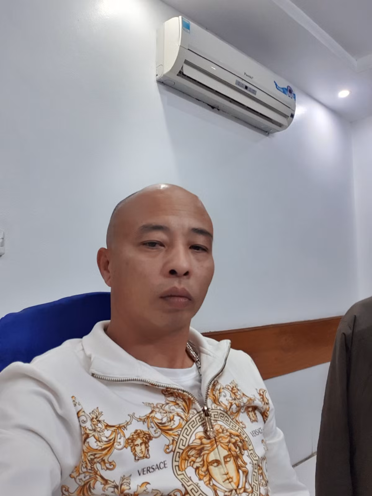 Đến khoảng 18h20 ngày 30/3, anh Ngọc Anh và Phạm Văn Quang (SN 1978, trú tại tổ 3 phường Trần Lãm, TP Thái Bình, người điều hành công ty Phúc Cường) đến nhà Nguyễn Xuân Đường, cũng là trụ sở công ty Đường Dương.