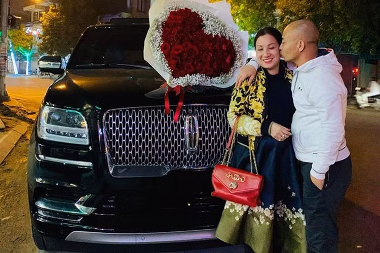 Chưa dừng lại, ông Đường còn bị bà Định Thị Lý (SN 1964, trú TP Thái Bình) tố cáo nhận đòi nợ thuê, vô cớ đánh con trai bà là anh Mai Thế Duy bị thương tích 15% ngay tại phòng tiếp dân, trụ sở Công an phường Trần Lãm, TP Thái Bình vào năm 2014. Công an TP Thái Bình đã khởi tố vụ án “Cố ý gây thương tích”, song sau đó lại quyết định tạm đình chỉ điều tra vụ án. Hiện Công an tỉnh Thái Bình đang tiếp tục mở rộng điều tra vụ này. Xem thêm video: Công bố ghi âm điện thoại đại gia Thái Bình Đường Nhuệ dọa giết con nợ. Nguồn: VTC NEWS.