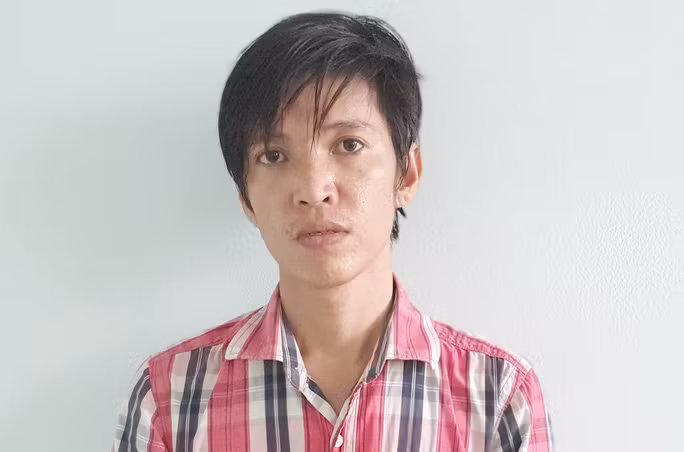  Sát hại người tình dã man rồi lạnh lùng bỏ đi: Chiều 26/3/2019, sau khi nghe chị N. nói lời chia tay vì có bạn trai mới nên Lê Quốc Khải (33 tuổi; ngụ xã Mong Thọ A, huyện Châu Thành, tỉnh Kiên Giang) đi mua 2 cây dao cất giấu trong người rồi đến nhà tìm chị này để nói chuyện. 