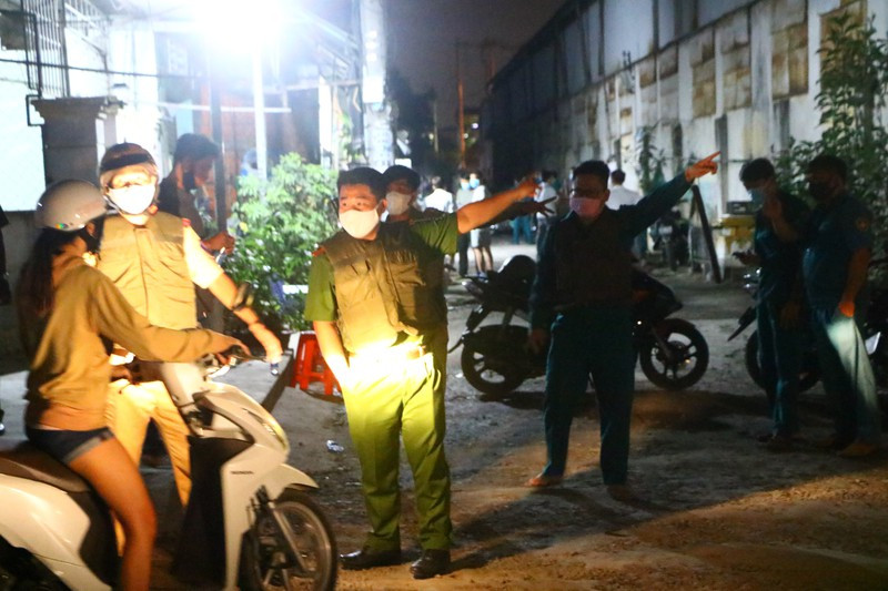 Khi qua đến nơi, người này phát hiện một người đàn ông và một người phụ nữ (khoảng gần 40 tuổi), nằm bất động trên vũng máu. Quá hoảng sợ, người này hô hoán mọi người đến kiểm tra. Tại hiện trường, người phụ nữ đã tử vong. Còn người đàn ông bị đâm ở vùng bụng nhưng vẫn còn sống. Mọi người nhanh chóng đưa người đàn ông đi bệnh viện cấp cứu và trình báo cơ quan chức năng. 