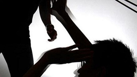 Sau đó, Khải rủ chị N. đến công viên Hoa Biển thuộc khu phố 5, phường Vĩnh Thanh Vân, TP Rạch Giá để tâm sự. Tại đây, N. không đồng ý hàn gắn lại tình yêu nên đã bị Khải câu cổ và dùng dao đâm nhiều nhát vào người chị này mặc cho nạn nhân van xin tha mạng để nuôi con. Khi thấy người tình cũ gục chết tại chỗ thì Khải lạnh lùng bỏ đi rồi mang dao vứt xuống sông để phi tang chứng cứ. Tuy nhiên, ngay khi kẻ thủ ác này về đến nhà thì bị lực lượng chức năng đến bắt giữ. 