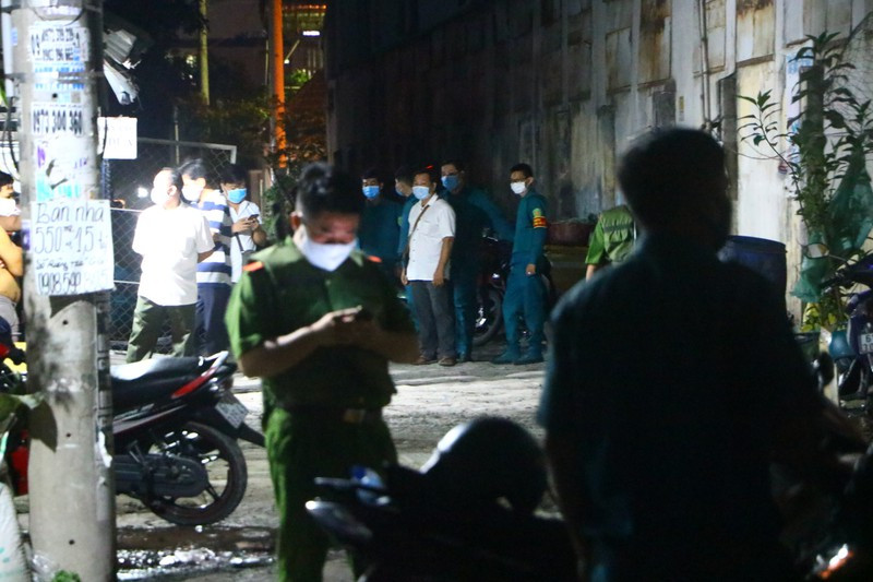 Một số người dân cho biết, hai người này sống chung với nhau như vợ chồng. Nhiều người nghi rằng do mâu thuẫn tình cảm nên người đàn ông dùng dao đâm chết người tình, rồi tự đâm vào bụng mình tự tử. 