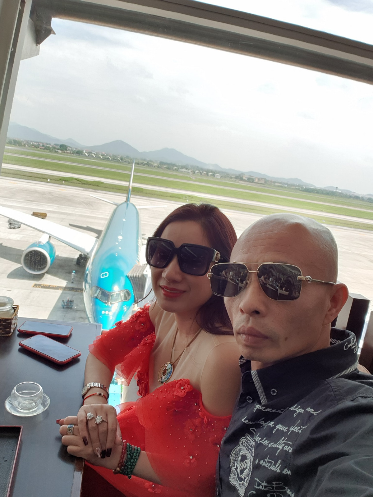 Do anh Trịnh Ngọc Anh và người nhận hàng không thống nhất được địa điểm giao hàng nên xảy ra mâu thuẫn và giao hàng muộn. Sau đó, ông Nguyễn Xuân Đường, chồng của bị can Nguyễn Thị Dương đã gọi điện đe dọa, yêu cầu anh Ngọc Anh về Thái Bình gặp Đường.