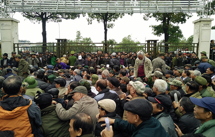 Người hâm mộ nóng lòng mua vé chung kết lượt về AFF Cup 2018 giữa đội tuyển Việt Nam – Malaysia để cổ vũ cho đội nhà giành chiến thắng.