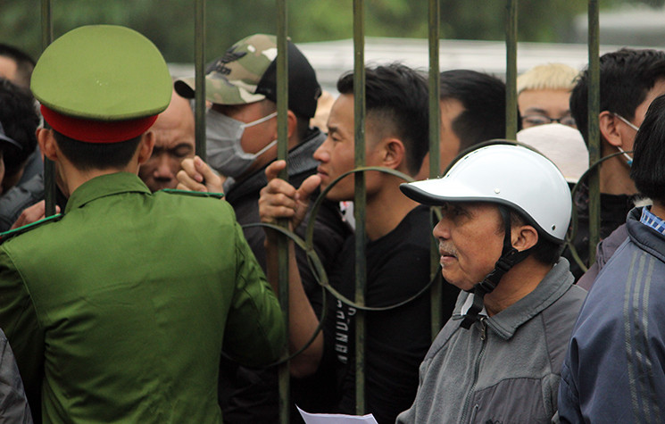 Không khí vô cùng căng thẳng.