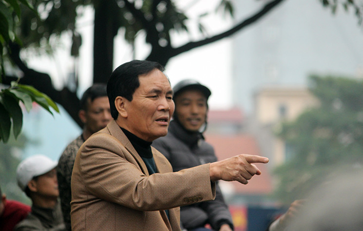 Phó Chủ tịch VFF Cấn Văn Nghĩa đứng lên đề nghị người hâm mộ hết sức bình tĩnh.