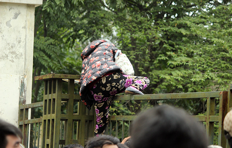 Để đảm bảo an ninh, trật tự tránh việc cổ động viên quá khích nên hai cổng chính của VFF tạm thời đóng kín, không cho người có nhiệm vụ liên quan ra vào. Tuy nhiên người hâm mộ vẫn bất chấp leo vào bằng được, trong số này có cả người hâm mộ là nữ.