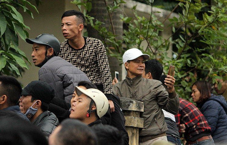 Hàng chục người leo, ngồi, đu tường trụ sở VFF.