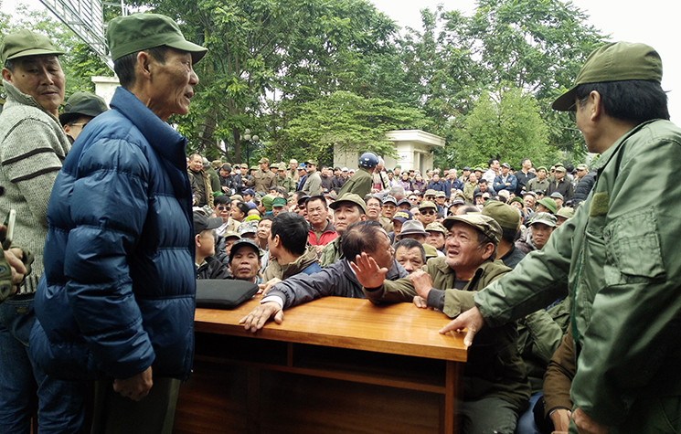 Phía ban tổ chức yêu cầu những thương binh này phải xếp hàng theo số thứ tự và giữ trật tự mới cho đăng ký mua vé...