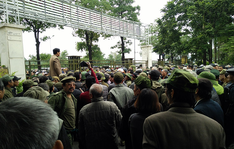 Trong khi đó, những người hâm mộ đã vào được phía trong thì tranh giành nhau chỗ để đăng ký mua vé vô cùng lộn xộn.