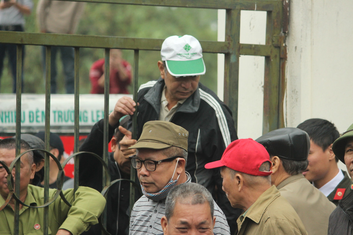 Trước đó, khoảng 10h sáng nay, VFF chính thức mở bán trực tuyến (online) vé chung kết lượt về AFF Cup 2018 trận Việt Nam - Malaysia đợt đầu tiên trên websites: vebongdaonline.com.vn; vebongonline.vn. Tuy nhiên vé mới chỉ bán chưa đầy 5 phút thì trang bán online đã hiện lên hàng loạt thông báo về việc lỗi hệ thống, hệ thống bận sau đó là hết vé mở bán trong đợt này.