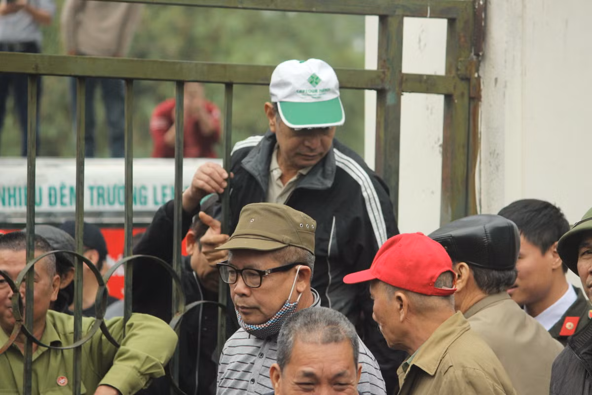 Trước đó, khoảng 10h sáng nay, VFF chính thức mở bán trực tuyến (online) vé chung kết lượt về AFF Cup 2018 trận Việt Nam - Malaysia đợt đầu tiên trên websites: vebongdaonline.com.vn; vebongonline.vn. Tuy nhiên vé mới chỉ bán chưa đầy 5 phút thì trang bán online đã hiện lên hàng loạt thông báo về việc lỗi hệ thống, hệ thống bận sau đó là hết vé mở bán trong đợt này.