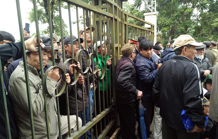 Ghi nhận của PV Kiến Thức vào lúc 11h45 ngày 10/12, tại trụ sở Liên đoàn bóng đá Việt Nam (VFF) hàng trăm người hâm mộ vẫn đang "quây" kín hai cổng VFF để đòi đăng ký mua vé chung kết lượt về AFF Cup 2018 giữa đội tuyển Việt Nam - Malaysia.