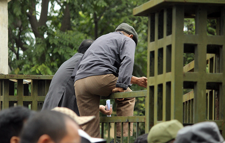 Không khí tại trụ sở VFF càng "nóng" lên khi lượng người hâm mộ đổ về đây để đăng ký, hỏi mua vé rất đông (chủ yếu là thương binh).