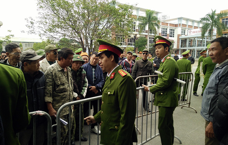 Cảnh sát phải lập hàng rào sắt để trấn áp người hâm mộ quá khích lao vào phía văn phòng VFF.