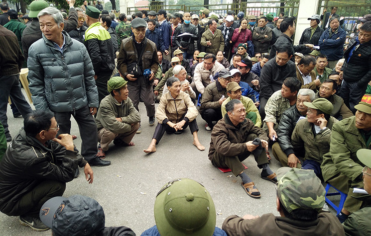 Mọi người sau đó ngồi xuống theo yêu cầu...