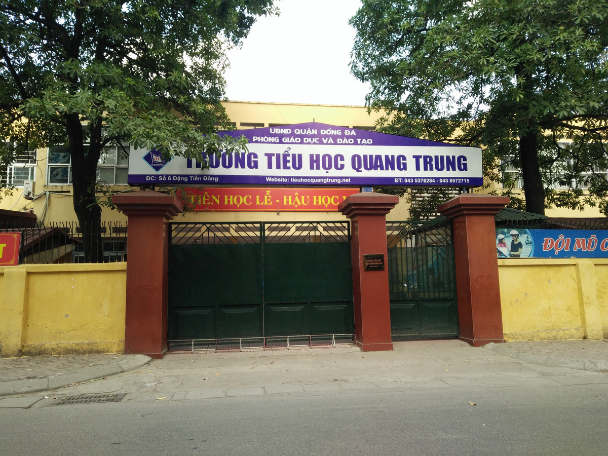 Ha Noi: Tam dinh chi co giao bat hoc sinh tat ban 50 cai