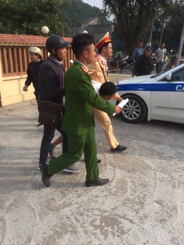 CSGT khong che doi tuong dung dao uy hiep, cuop day chuyen nu giao vien