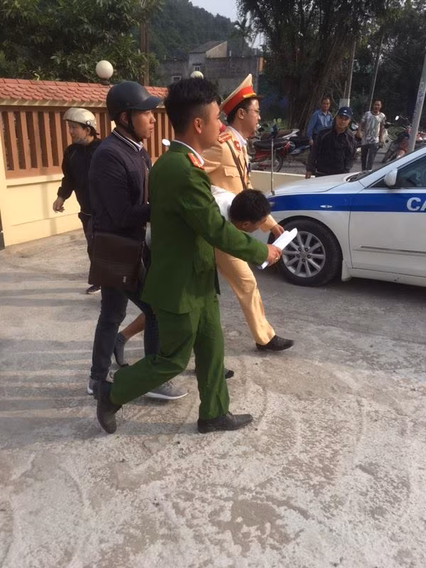 CSGT khong che doi tuong dung dao uy hiep, cuop day chuyen nu giao vien