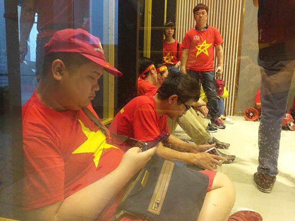 Ghi nhận của Kiến Thức, hầu hết CĐV trong tình trạng sốt ruột khi mưa kéo dài liên tục không ngớt.