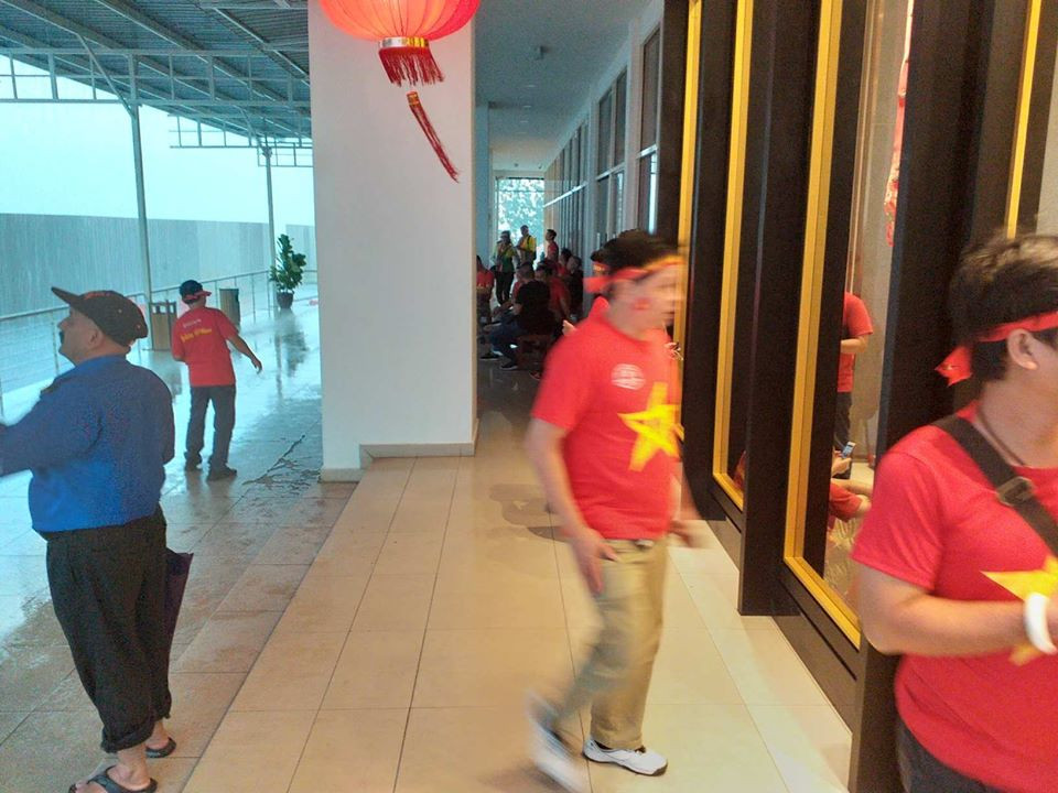 Mưa như trút nước ở Kuala Lumpur.