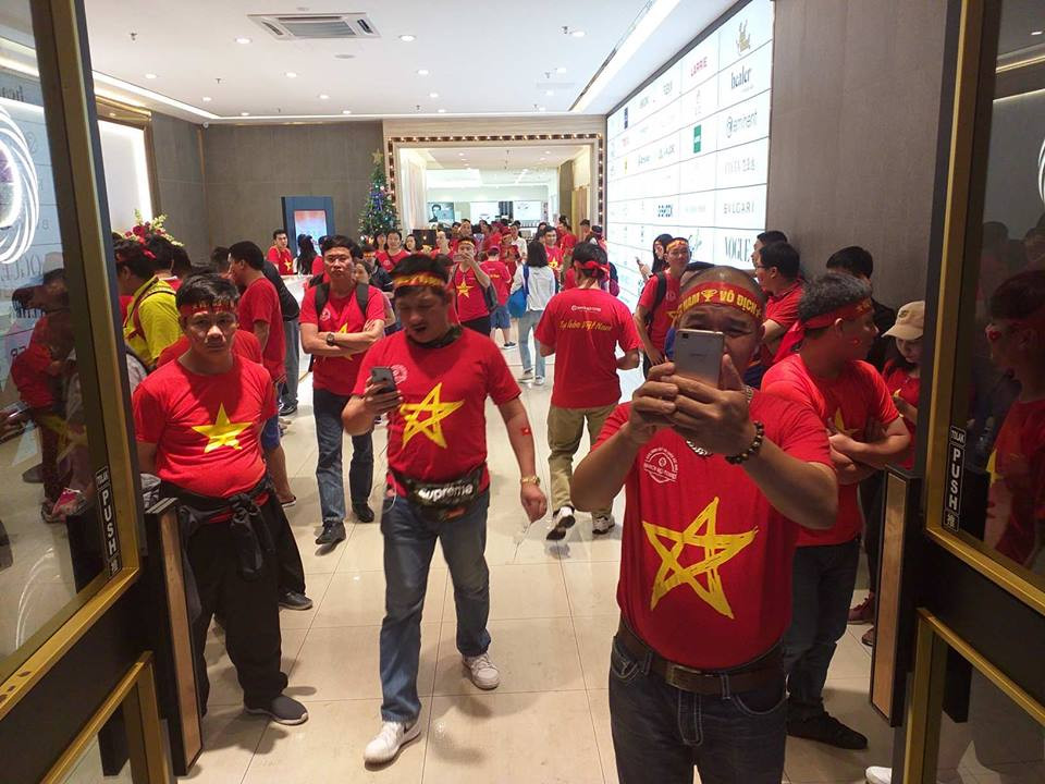 Tuy nhiên, theo PV Kiến Thức đang có mặt trong đoàn CĐV Việt Nam sang Malaysia thì hiện nay thời tiết ở Kuala Lumpur không tốt.