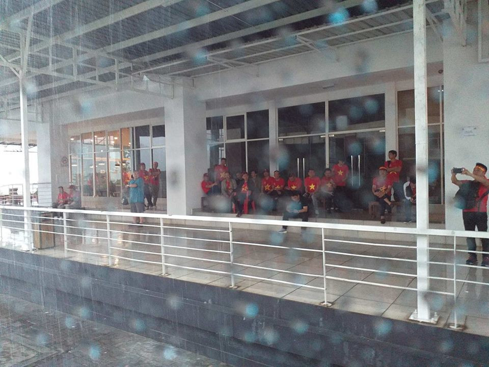 Một điều đáng lo là cơn mưa này có thể sẽ ảnh hưởng tới trận đấu giữa ĐT Việt Nam và Malaysia vào 19h45 tối nay (11/12).