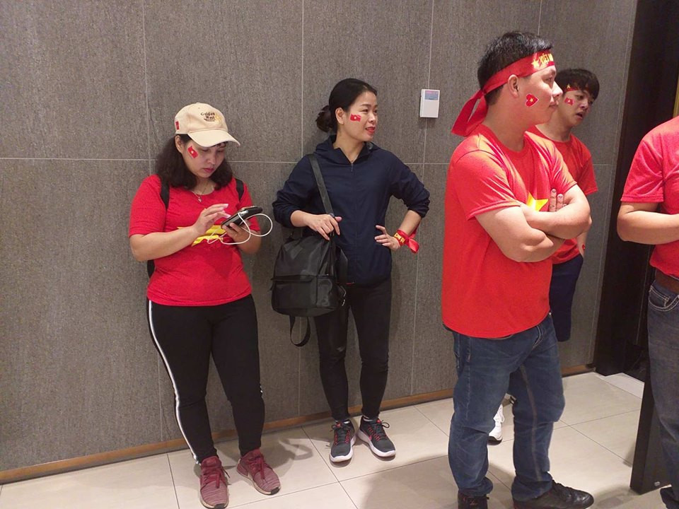 Cơn mưa cực lớn khiến đoàn CĐV cho tuyển Việt Nam gặp khó khăn trong việc di chuyển tới sân vận động sẽ diễn ra trận chung kết Việt Nam - Malaysia.