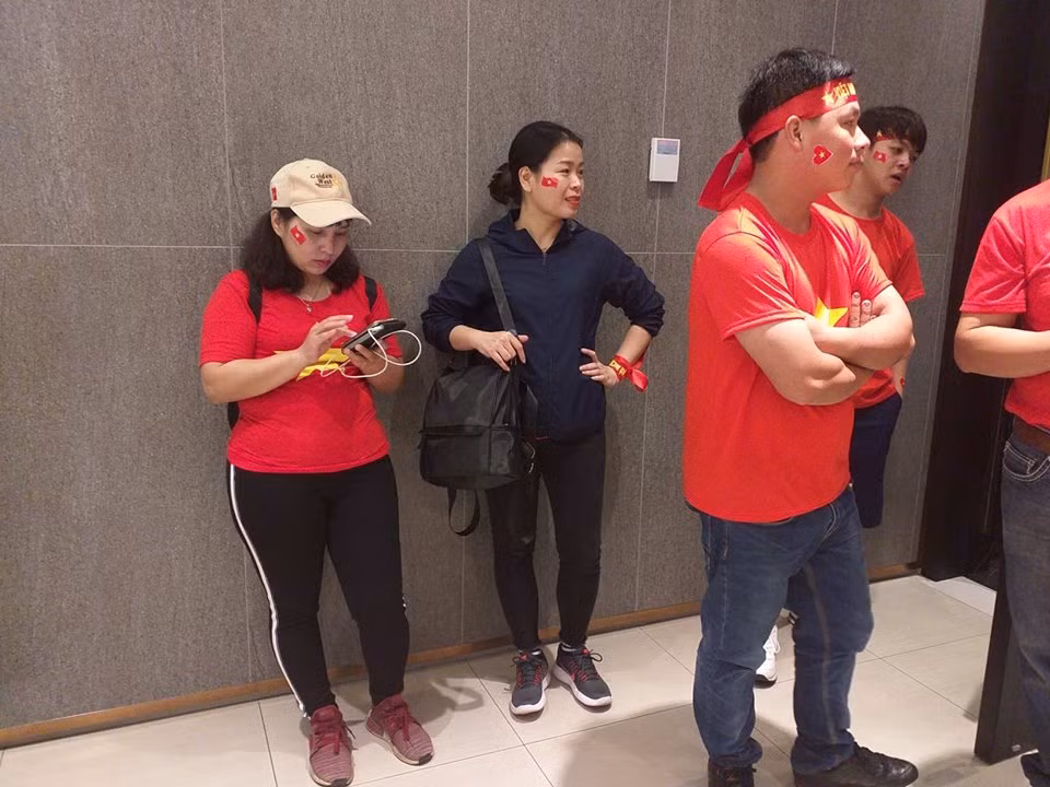 Cơn mưa cực lớn khiến đoàn CĐV cho tuyển Việt Nam gặp khó khăn trong việc di chuyển tới sân vận động sẽ diễn ra trận chung kết Việt Nam - Malaysia.