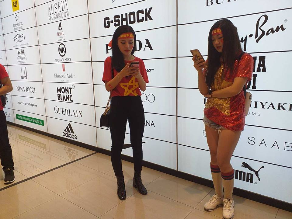 Các CĐV cập nhật thông tin chuyến đi qua điện thoại gửi về Việt Nam.