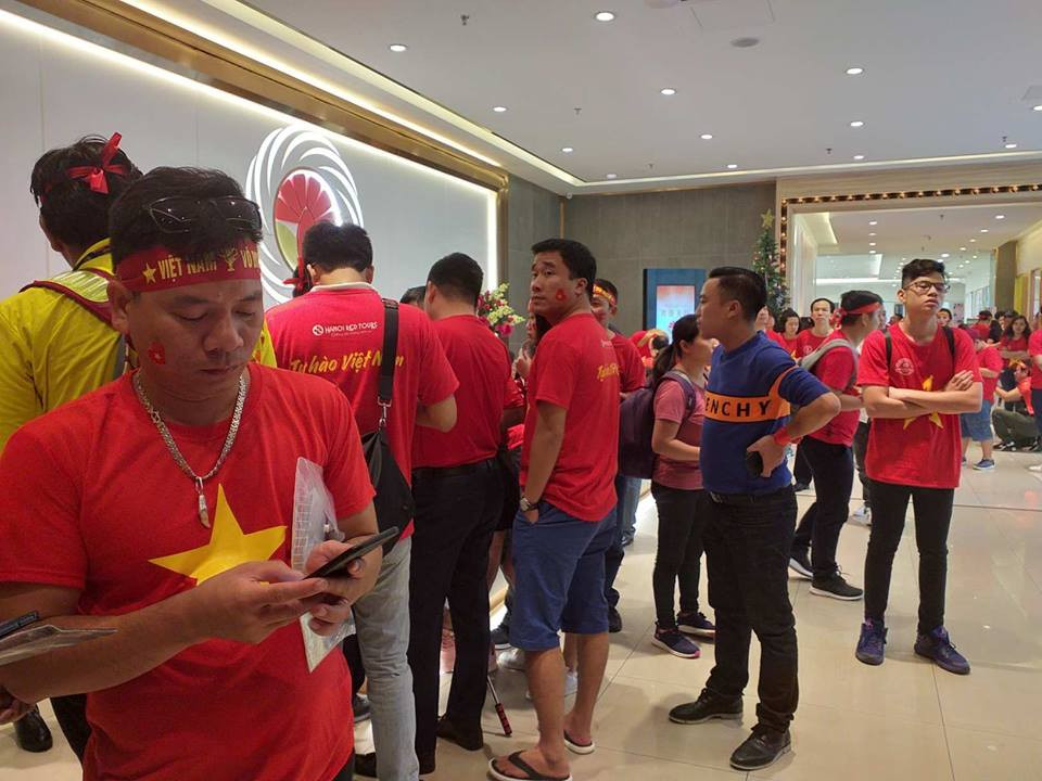 Để cổ vũ cho thầy trò HLV Park Hang-seo, từ sáng sớm nay hàng trăm cổ động viên đã đáp máy tới Malaysia để "tiếp thêm sức mạnh" cho đội tuyển Việt Nam trong trận chung kết lượt đi AFF Cup 2018 với Malaysia sẽ diễn ra vào tối nay (11/12).