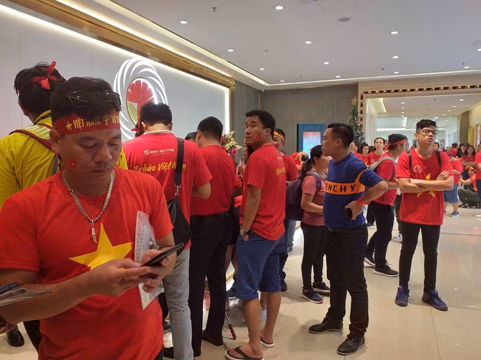 Để cổ vũ cho thầy trò HLV Park Hang-seo, từ sáng sớm nay hàng trăm cổ động viên đã đáp máy tới Malaysia để "tiếp thêm sức mạnh" cho đội tuyển Việt Nam trong trận chung kết lượt đi AFF Cup 2018 với Malaysia sẽ diễn ra vào tối nay (11/12).