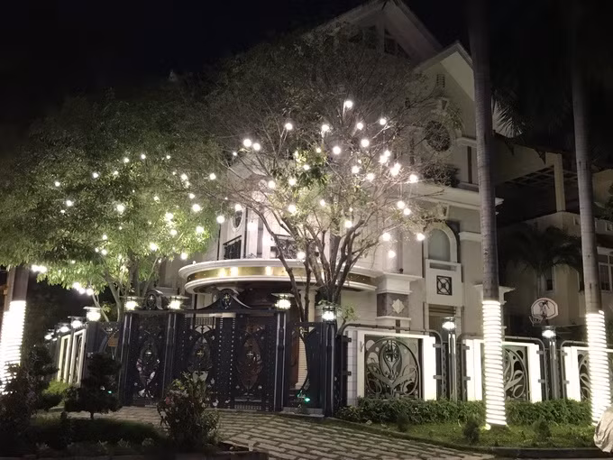 Nhung biet thu Sai Gon ruc ro nhu cung dien mua Giang sinh-Hinh-10