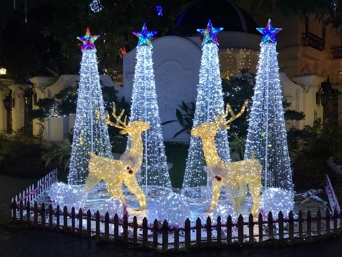 Nhung biet thu Sai Gon ruc ro nhu cung dien mua Giang sinh-Hinh-4