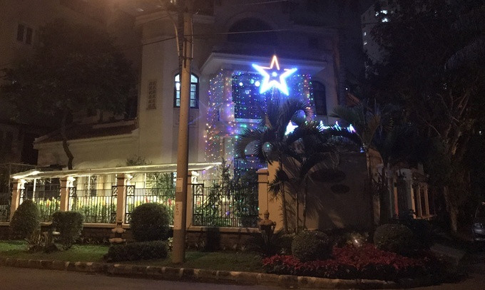 Nhung biet thu Sai Gon ruc ro nhu cung dien mua Giang sinh-Hinh-11