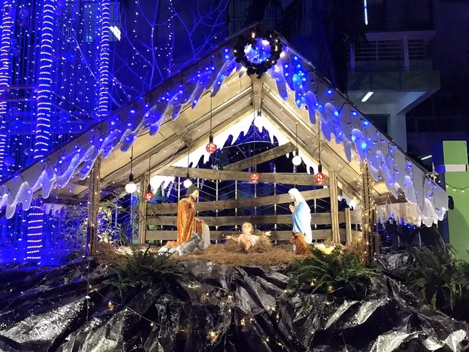 Nhung biet thu Sai Gon ruc ro nhu cung dien mua Giang sinh-Hinh-13