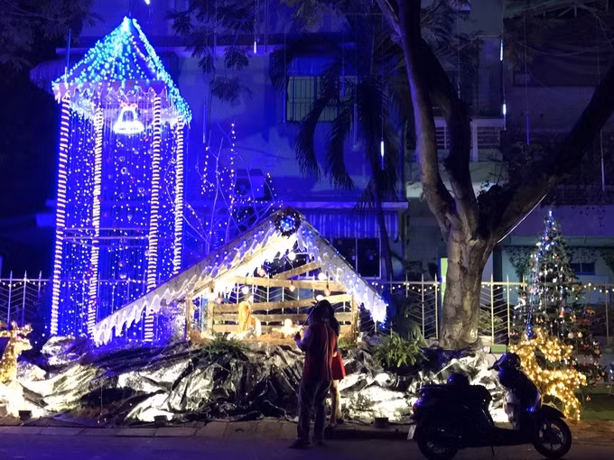 Nhung biet thu Sai Gon ruc ro nhu cung dien mua Giang sinh-Hinh-14