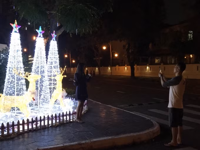 Nhung biet thu Sai Gon ruc ro nhu cung dien mua Giang sinh-Hinh-3