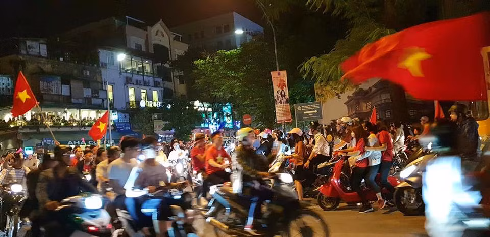 Mung Viet Nam thang Philippines qua khich, 3 xe may bi canh sat tam giu